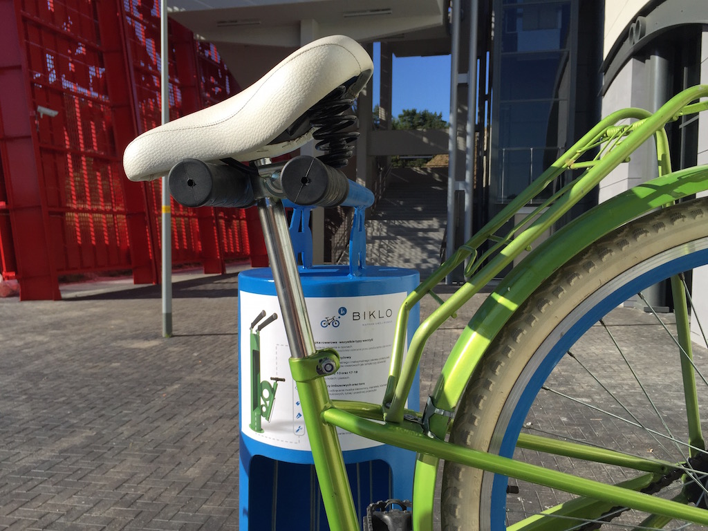 Montaż roweru w samoobsługowej stacji naprawy biklo